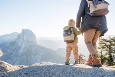 Anne oğlu ile ziyaret California'daki Yosemite Milli Parkı