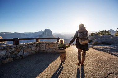 Anne oğlu ile ziyaret California'daki Yosemite Milli Parkı