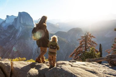 Anne oğlu ile ziyaret California'daki Yosemite Milli Parkı