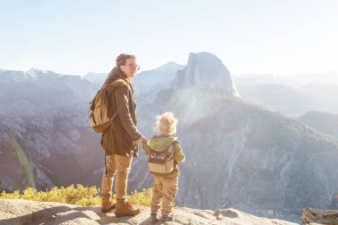 Anne oğlu ile ziyaret California'daki Yosemite Milli Parkı