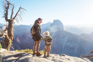 Anne oğlu ile ziyaret California'daki Yosemite Milli Parkı