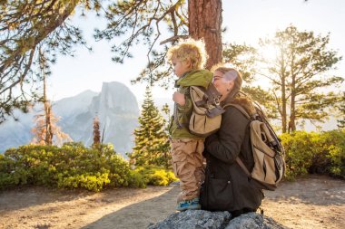 Anne oğlu ile ziyaret California'daki Yosemite Milli Parkı