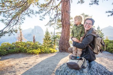 Anne oğlu ile ziyaret California'daki Yosemite Milli Parkı