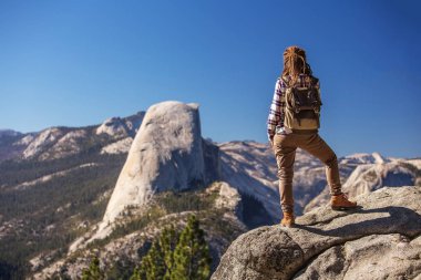 Uzun yürüyüşe çıkan kimse ziyaret California'daki Yosemite Milli Parkı