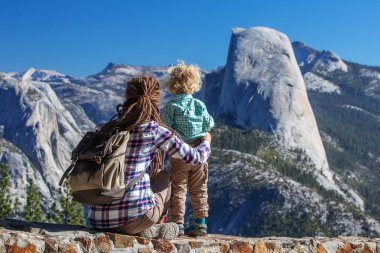 Anne oğlu ile ziyaret California'daki Yosemite Milli Parkı
