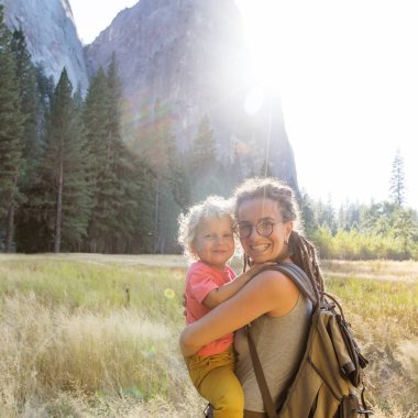 Anne oğlu ile ziyaret California'daki Yosemite Milli Parkı