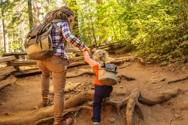 Madre Con Niño Pequeño Visita Parque Nacional Yosemite California —  Fotos de Stock