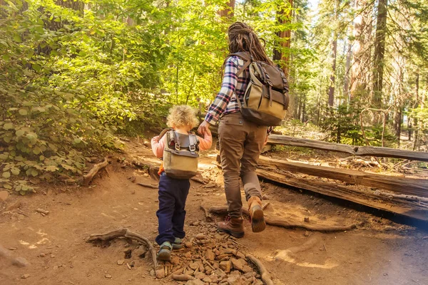 Matka Batoletem Navštívit Yosemitský Národní Park Kalifornii Usa — Stock fotografie