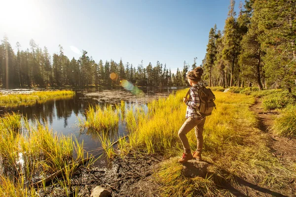 Tramp Žena Navštívit Yosemitský Národní Park Kalifornii — Stock fotografie