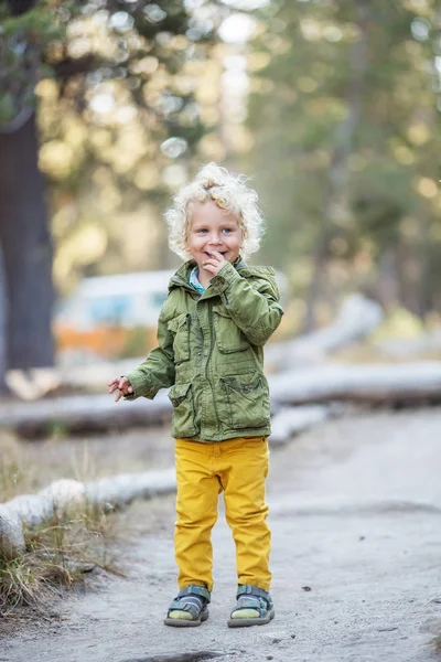Turysta Toddler Chłopiec Odwiedzić Park Narodowy Yosemite Kalifornii — Zdjęcie stockowe