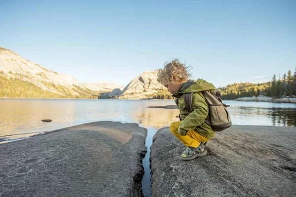 Anak Laki Laki Pejalan Kaki Mengunjungi Taman Nasional Yosemite California — Stok Foto