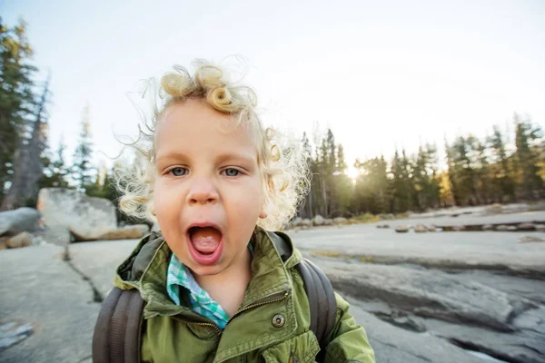 Természetjáró Totyogó Fiú Keresse Fel Yosemite Nemzeti Park Kaliforniában — Stock Fotó