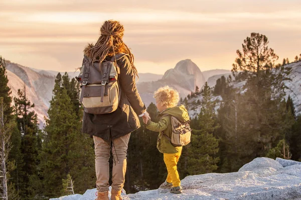Anne oğlu ile ziyaret California'daki Yosemite Milli Parkı