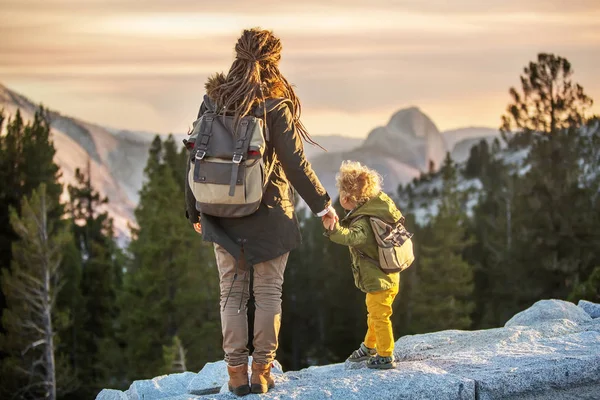 Matka Synem Navštívit Yosemitský Národní Park Kalifornii — Stock fotografie