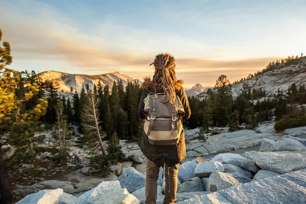 Mulher Caminhante Visita Parque Nacional Yosemite Califórnia — Fotografia de Stock