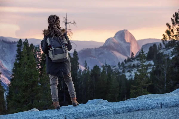 Mulher Caminhante Visita Parque Nacional Yosemite Califórnia — Fotografia de Stock