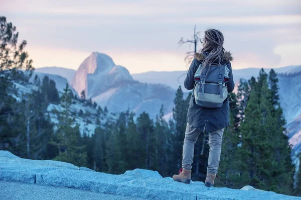 Donna Escursionista Visita Parco Nazionale Yosemite California — Foto Stock