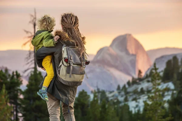 Ibu Dengan Anak Mengunjungi Taman Nasional Yosemite California — Stok Foto