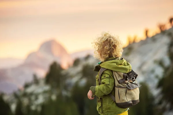 Мальчик Пешеход Посетил Национальный Парк Йосемити Калифорнии — стоковое фото