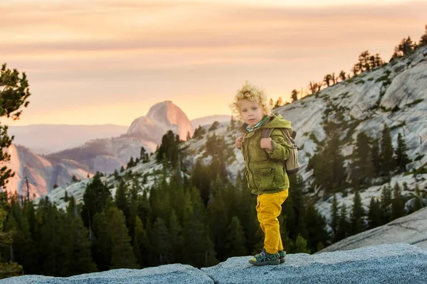 Turysta Toddler Chłopiec Odwiedzić Park Narodowy Yosemite Kalifornii — Zdjęcie stockowe