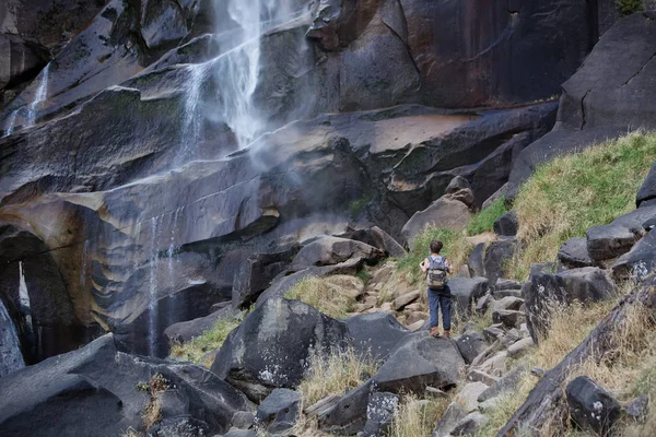 Caminhante Feliz Visita Parque Nacional Yosemite Califórnia — Fotografia de Stock