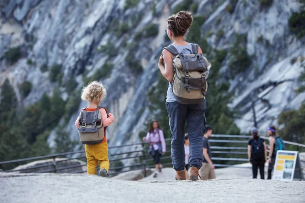 Matka Synem Navštívit Yosemitský Národní Park Kalifornii — Stock fotografie