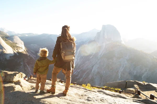 Μάνα Γιος Επισκεφτείτε Εθνικό Πάρκο Γιοσέμιτι Καλιφόρνια — Φωτογραφία Αρχείου