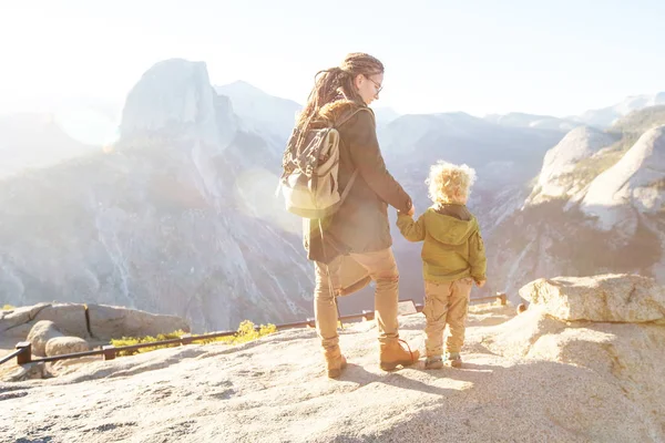 Anne oğlu ile ziyaret California'daki Yosemite Milli Parkı