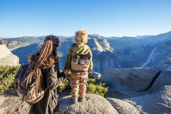 Μάνα Γιος Επισκεφτείτε Εθνικό Πάρκο Γιοσέμιτι Καλιφόρνια — Φωτογραφία Αρχείου