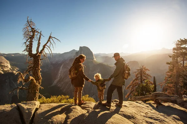 Ευτυχισμένη Οικογένεια Επισκεφτείτε Εθνικό Πάρκο Γιοσέμιτι Καλιφόρνια — Φωτογραφία Αρχείου