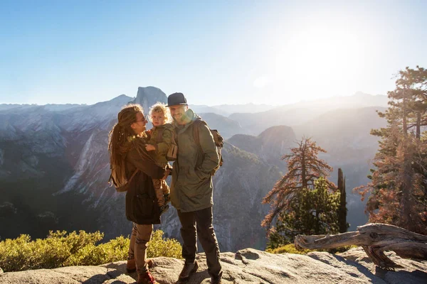 Šťastná Rodina Navštívit Yosemitský Národní Park Kalifornii — Stock fotografie