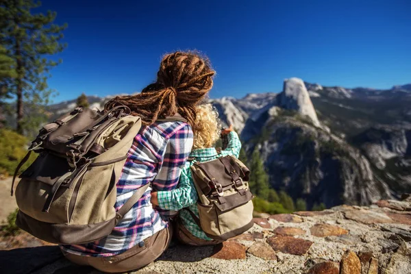 Ibu Dengan Anak Mengunjungi Taman Nasional Yosemite California — Stok Foto