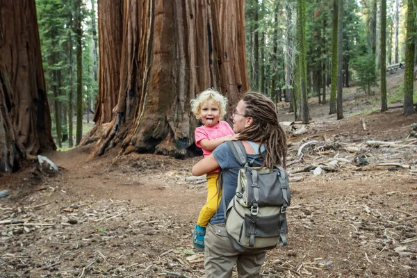 Látogasson Család Fiú Sequoia Nemzeti Park Kalifornia Usa — Stock Fotó