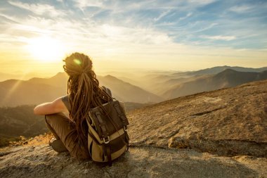 Uzun yürüyüşe çıkan kimse Sequoia national park, California, ABD Moro kayada günbatımı karşılar.
