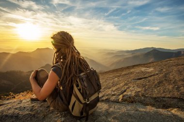 Uzun yürüyüşe çıkan kimse Sequoia national park, California, ABD Moro kayada günbatımı karşılar.