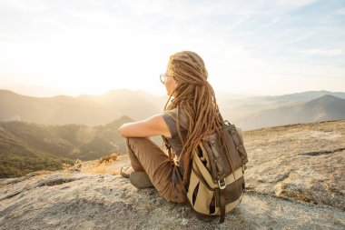 Uzun yürüyüşe çıkan kimse Sequoia national park, California, ABD Moro kayada günbatımı karşılar.