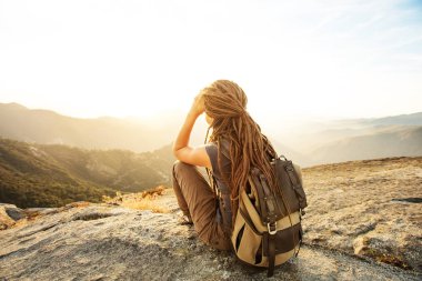 Uzun yürüyüşe çıkan kimse Sequoia national park, California, ABD Moro kayada günbatımı karşılar.