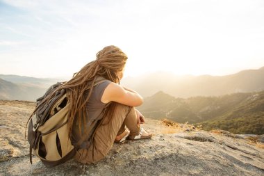 Uzun yürüyüşe çıkan kimse Sequoia national park, California, ABD Moro kayada günbatımı karşılar.