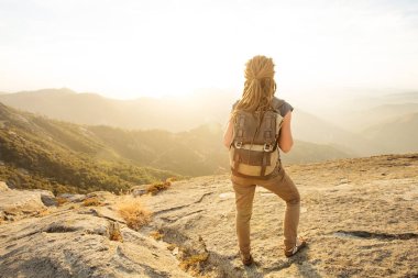 Uzun yürüyüşe çıkan kimse Sequoia national park, California, ABD Moro kayada günbatımı karşılar.