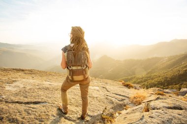 Uzun yürüyüşe çıkan kimse Sequoia national park, California, ABD Moro kayada günbatımı karşılar.