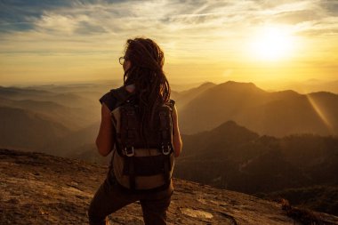 Uzun yürüyüşe çıkan kimse Sequoia national park, California, ABD Moro kayada günbatımı karşılar.