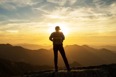 Uzun yürüyüşe çıkan kimse Sequoia national park, California, ABD Moro kayada günbatımı karşılar.