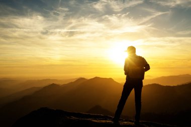 Uzun yürüyüşe çıkan kimse Sequoia national park, California, ABD Moro kayada günbatımı karşılar.