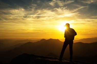 Uzun yürüyüşe çıkan kimse Sequoia national park, California, ABD Moro kayada günbatımı karşılar.
