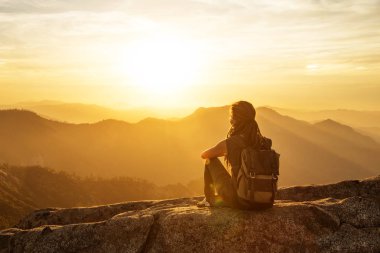 Uzun yürüyüşe çıkan kimse Sequoia national park, California, ABD Moro kayada günbatımı karşılar.