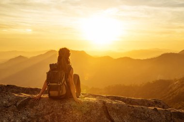 Uzun yürüyüşe çıkan kimse Sequoia national park, California, ABD Moro kayada günbatımı karşılar.
