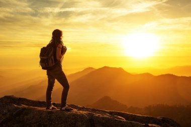 Uzun yürüyüşe çıkan kimse Sequoia national park, California, ABD Moro kayada günbatımı karşılar.