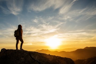Uzun yürüyüşe çıkan kimse Sequoia national park, California, ABD Moro kayada günbatımı karşılar.