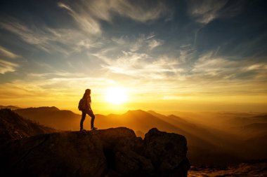 Uzun yürüyüşe çıkan kimse Sequoia national park, California, ABD Moro kayada günbatımı karşılar.