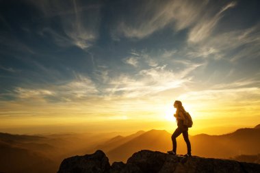 Uzun yürüyüşe çıkan kimse Sequoia national park, California, ABD Moro kayada günbatımı karşılar.